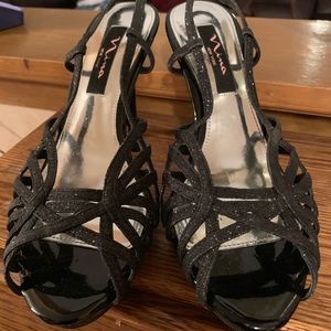 Glittery black heels. Slingback.